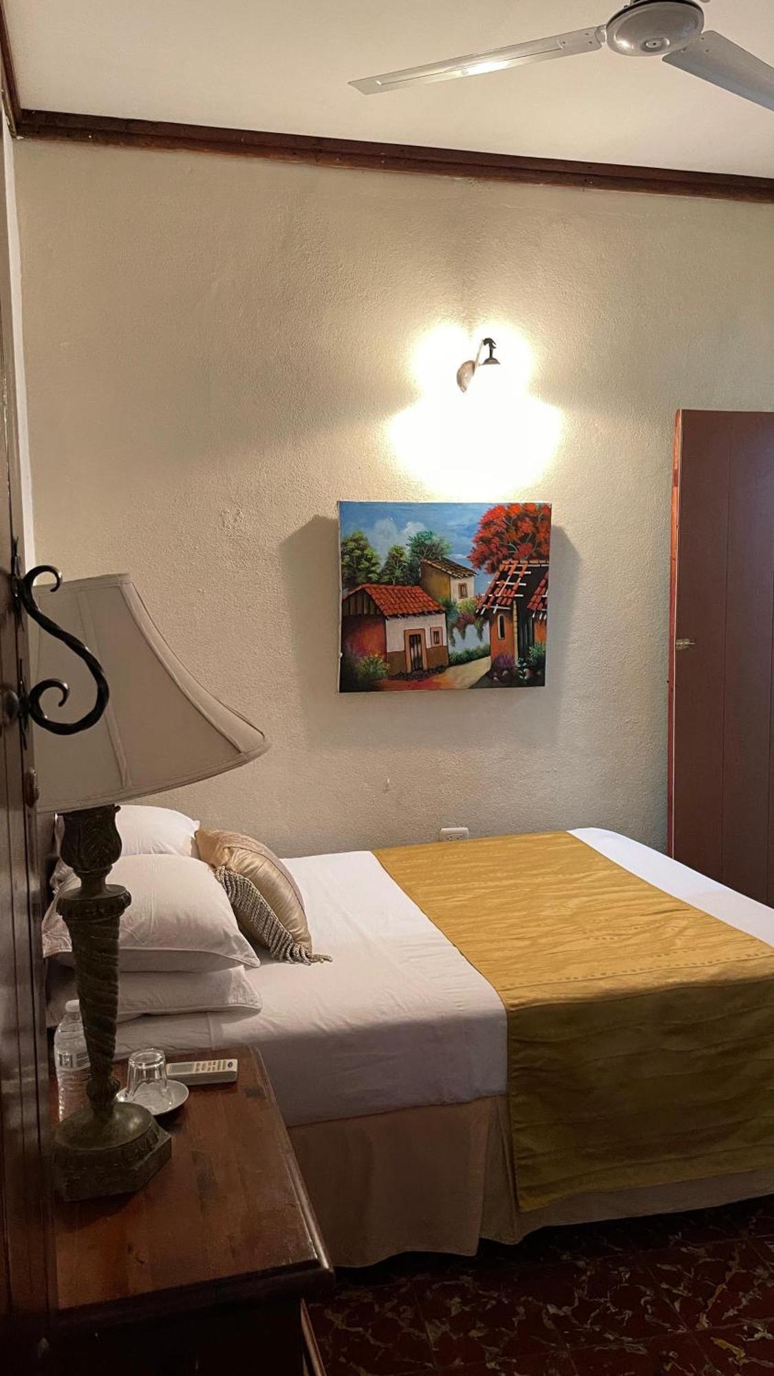 Hostal Fuente Castalia, B Y B Leon Exterior photo